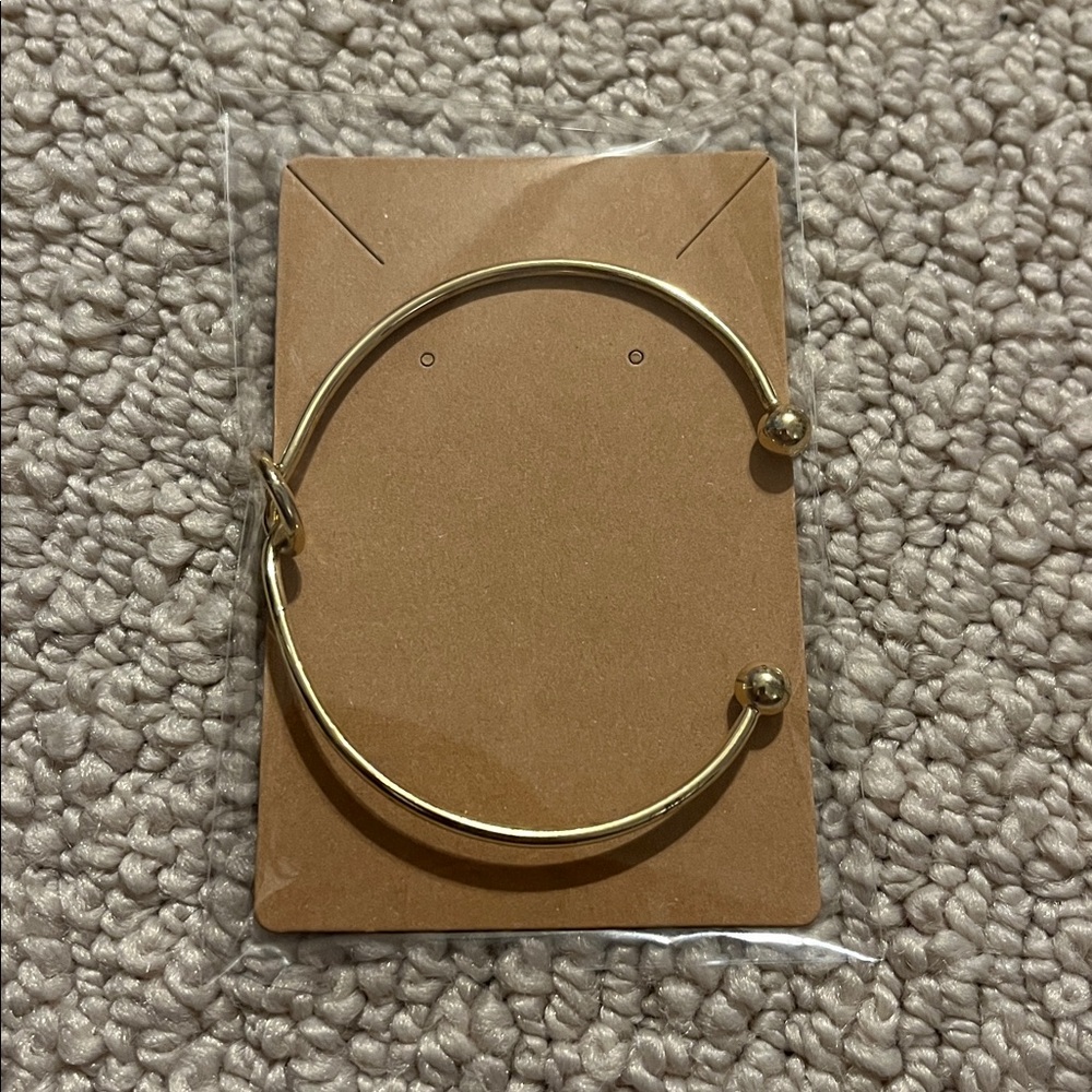 Elegant Gold Knot Bracelet